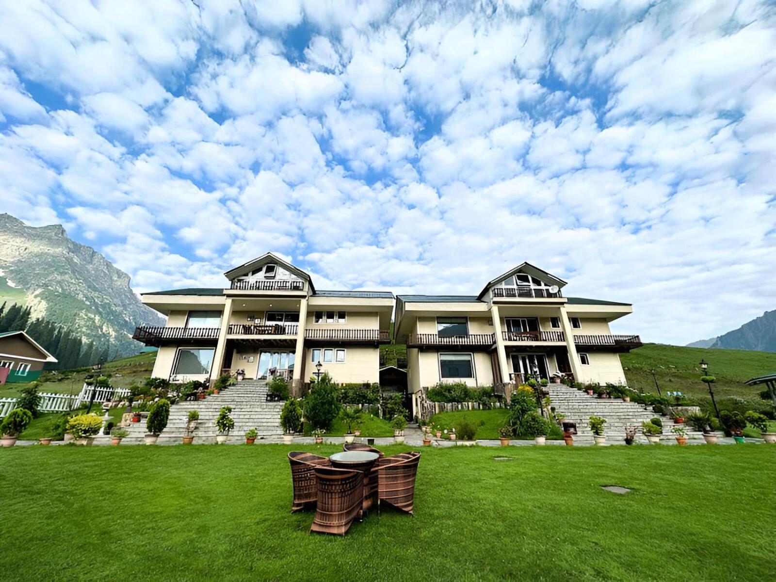 Golden Meadows Hotels & Resorts Sonāmarg Zewnętrze zdjęcie